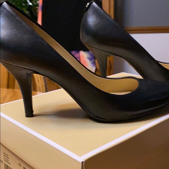 Michael kors pumps black size 8 - Picture 2 of 4